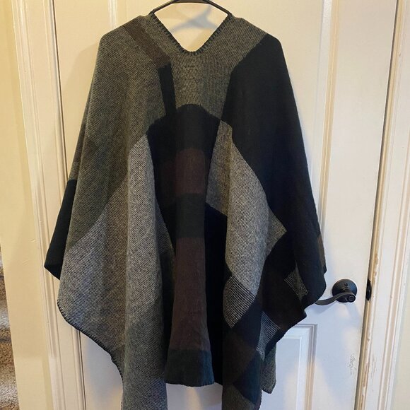 Steve Madden Color Blanket Poncho - Picture 7 of 9